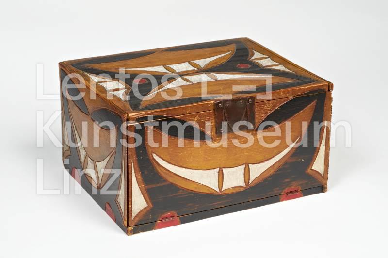 [1-S] - Schmidt-Rottluff Karl, Ornamental verzierter Holzkasten mit aufklappbarem Deckel